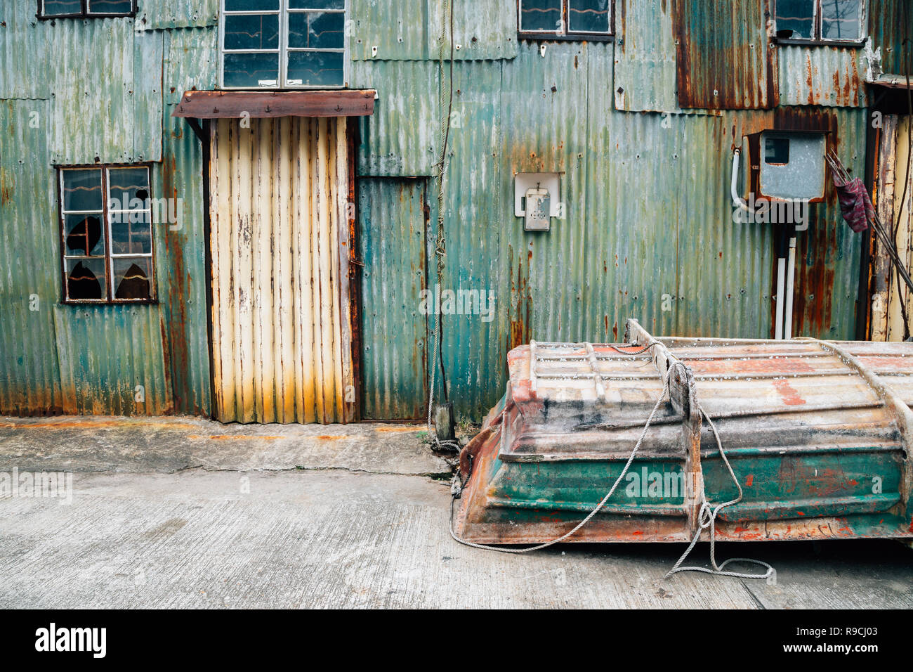 Vieille maison et bateau en Cheung Chau island, Hong Kong Banque D'Images