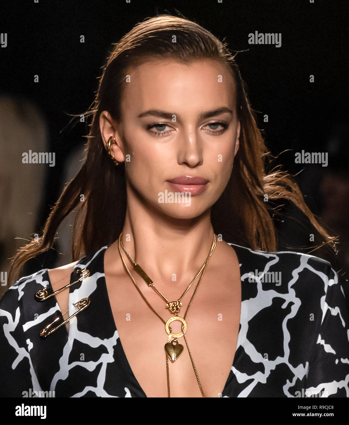 NEW YORK, NY - 02 décembre 2018 : Irina Shayk promenades la piste au Défilé Versace Pre-Fall 2019 Banque D'Images