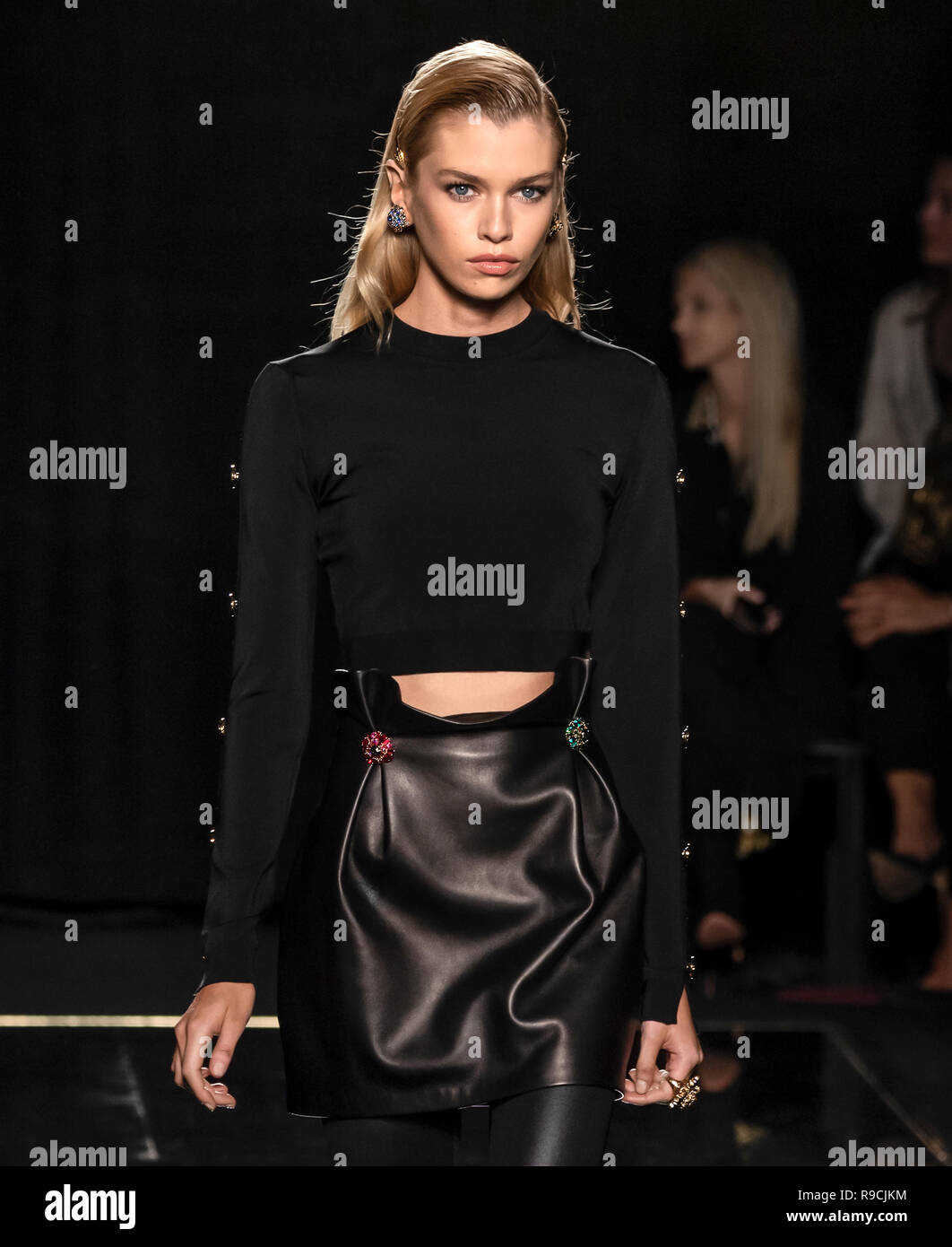 NEW YORK, NY - 02 décembre 2018 : Stella Maxwell promenades la piste au Défilé Versace Pre-Fall 2019 Banque D'Images