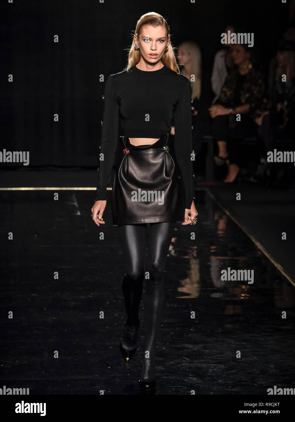 NEW YORK, NY - 02 décembre 2018 : Stella Maxwell promenades la piste au Défilé Versace Pre-Fall 2019 Banque D'Images