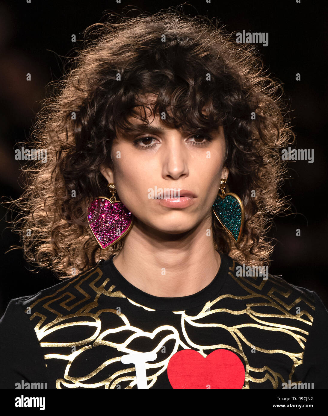 NEW YORK, NY - 02 décembre 2018 : Mica Arganaraz promenades la piste au Défilé Versace Pre-Fall 2019 Banque D'Images