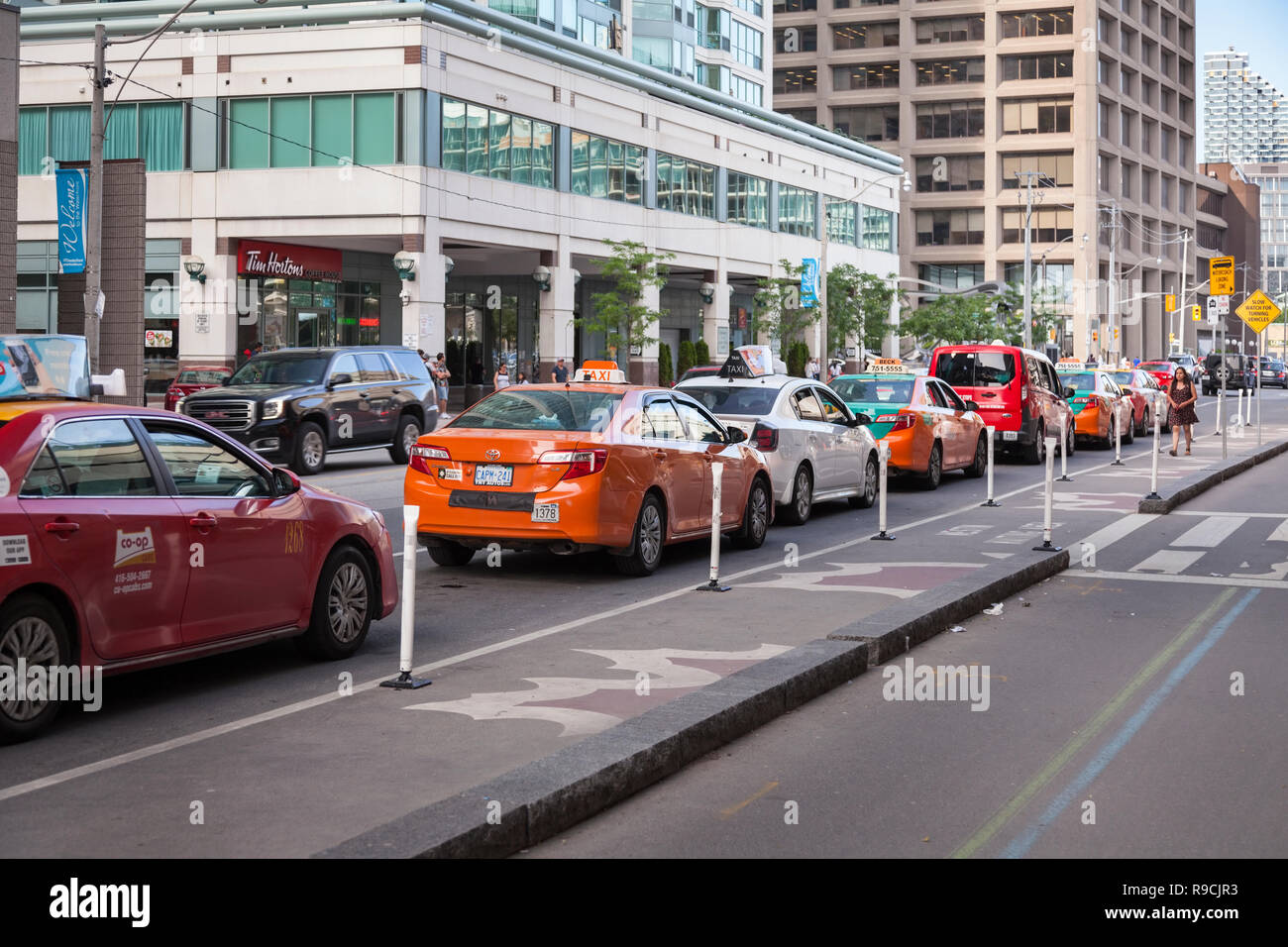 Des taxis alignés le long de Queens Quay. Ville de Toronto, Ontario, Canada. Banque D'Images