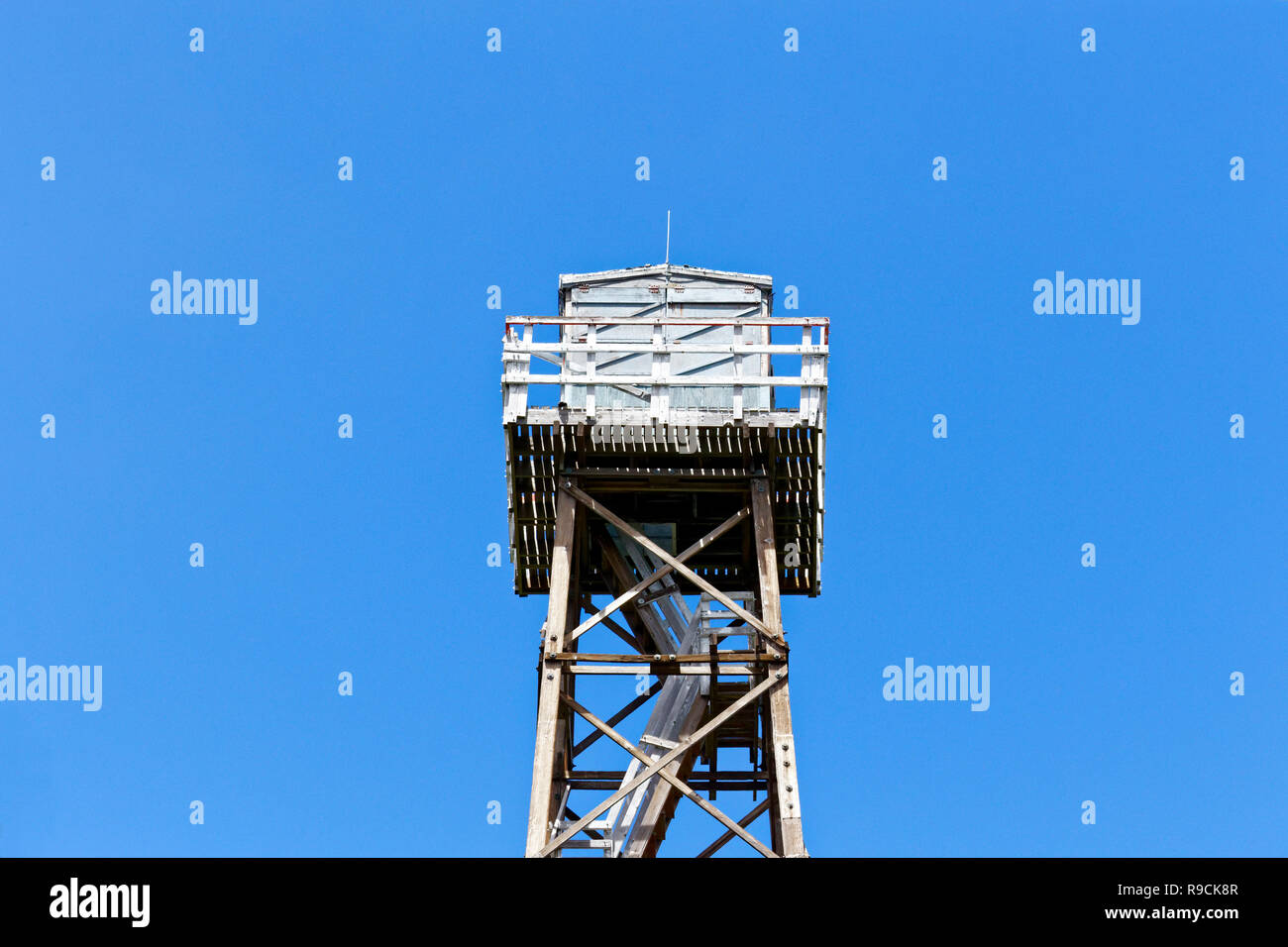 Gros plan 42 896,03788 fermer jusqu'en haut de la ville historique de Frazier Lookout Tower, incendies de forêt Malheur National Forest, fond de ciel bleu, de l'Oregon USA Banque D'Images