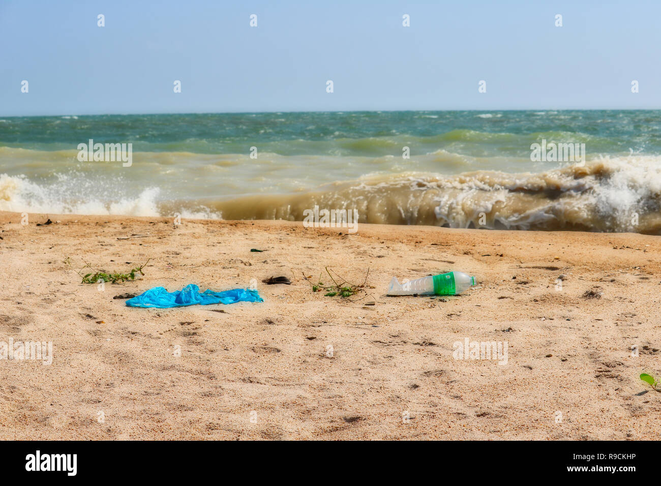 Cette photo choquante montre la plage jonchée de plastique totalement de Hua Hin en Thaïlande. Ce sont les plages de la Thaïlande terre d'origine d'ordures Banque D'Images