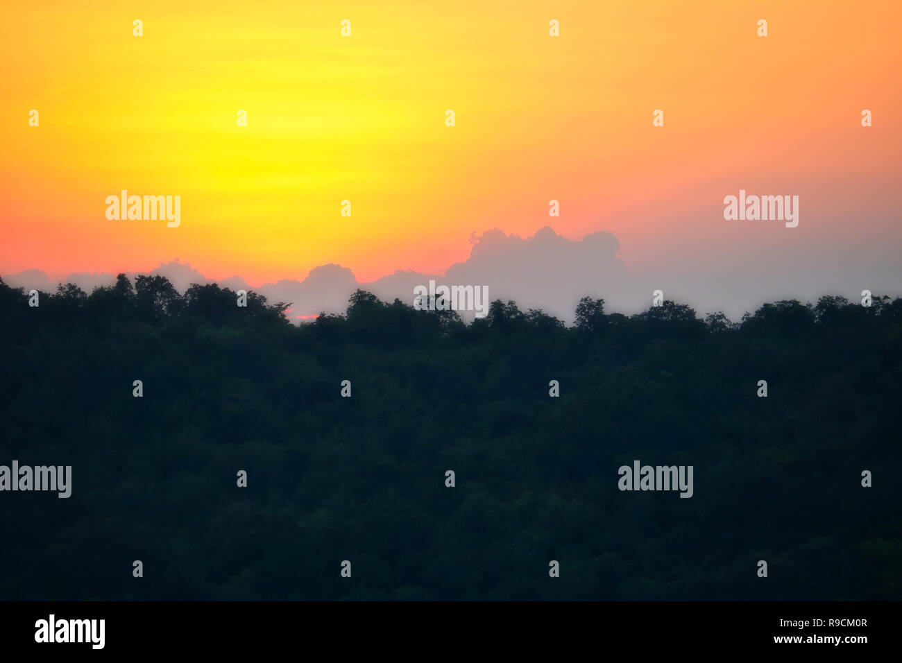 Cette image montre le magnifique coucher de soleil rouge avec une grande formation de nuages derrière les montagnes de Hua Hin en Thaïlande Banque D'Images