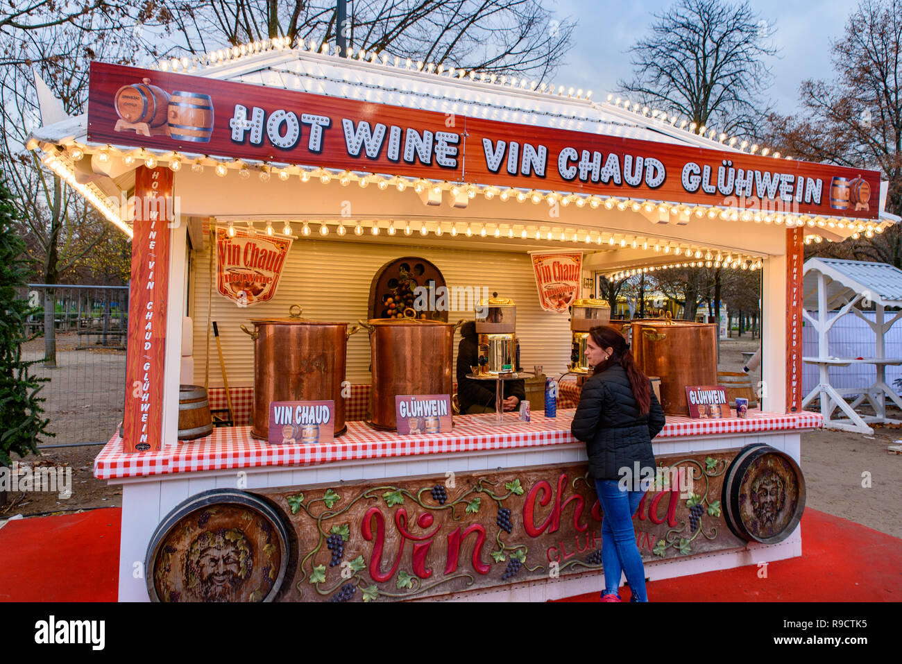 Vin chaud (vin chaud), wc séparés en 2018 Marché de Noël dans le jardin des Tuileries, Paris, France Banque D'Images