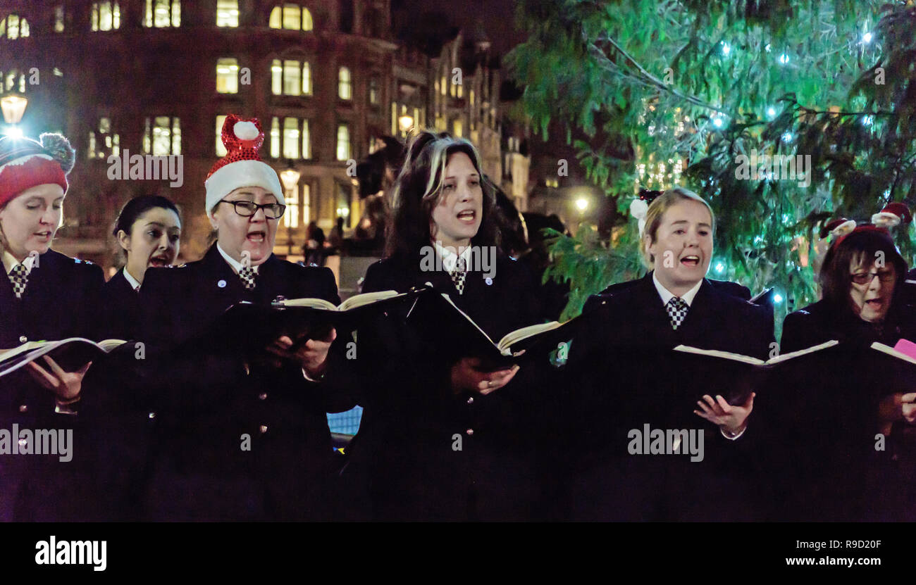 Metropolitan Police Choeur chanter des chants de Noël à Trafalgar Square, Londres, Angleterre. 19 déc., 2018 Banque D'Images