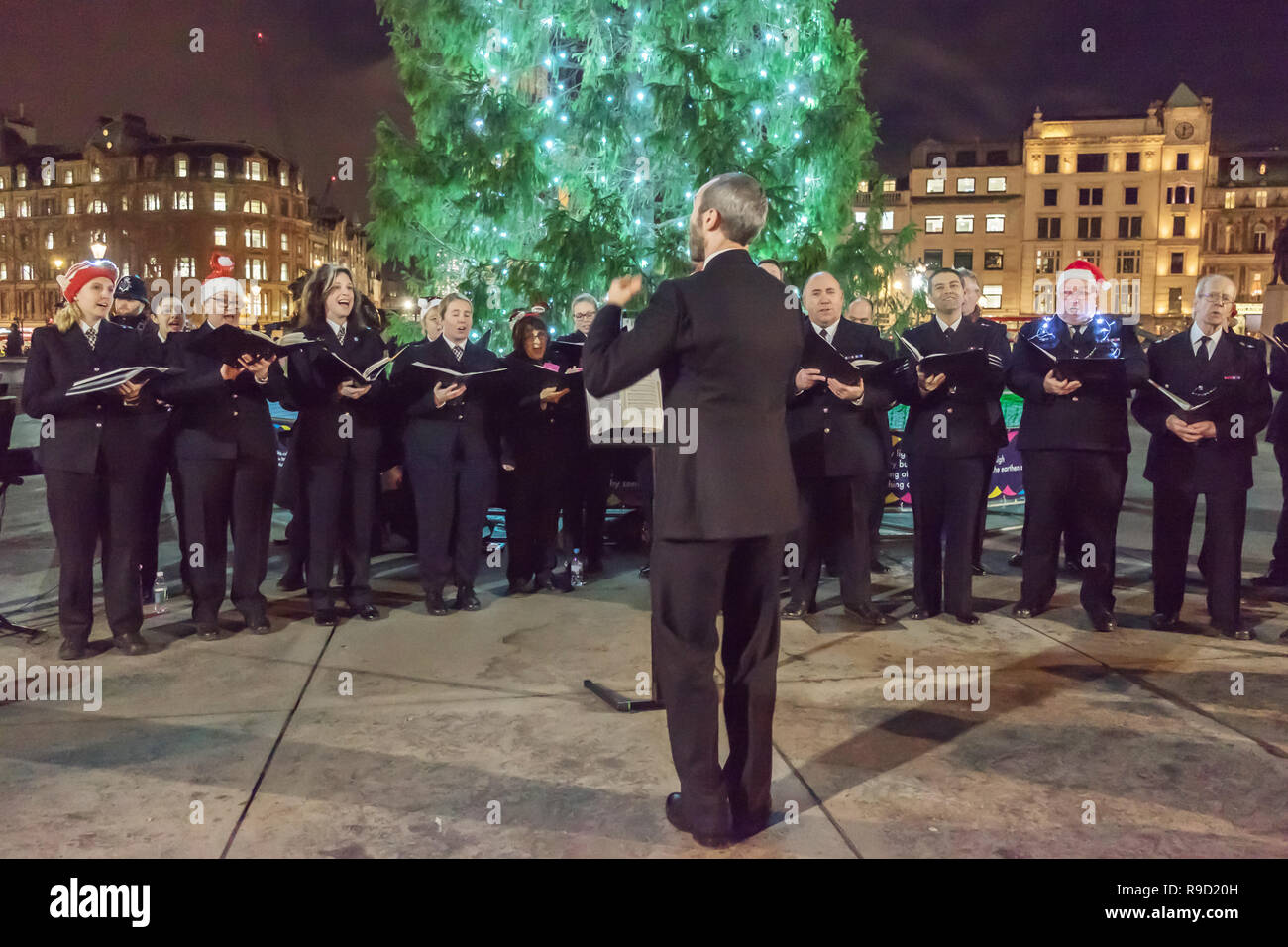 Metropolitan Police Choeur chanter des chants de Noël à Trafalgar Square, Londres, Angleterre. 19 déc., 2018 Banque D'Images