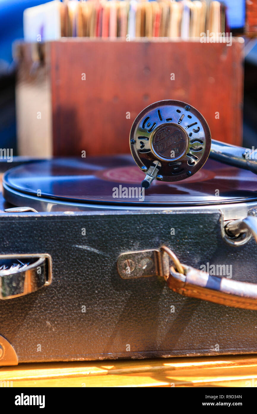 Vintage phonograph record player, la lecture, l'enregistrement 78. Gros plan d'une caisse de 3 meltrope Decca sur ton bras. Vue de côté. Banque D'Images