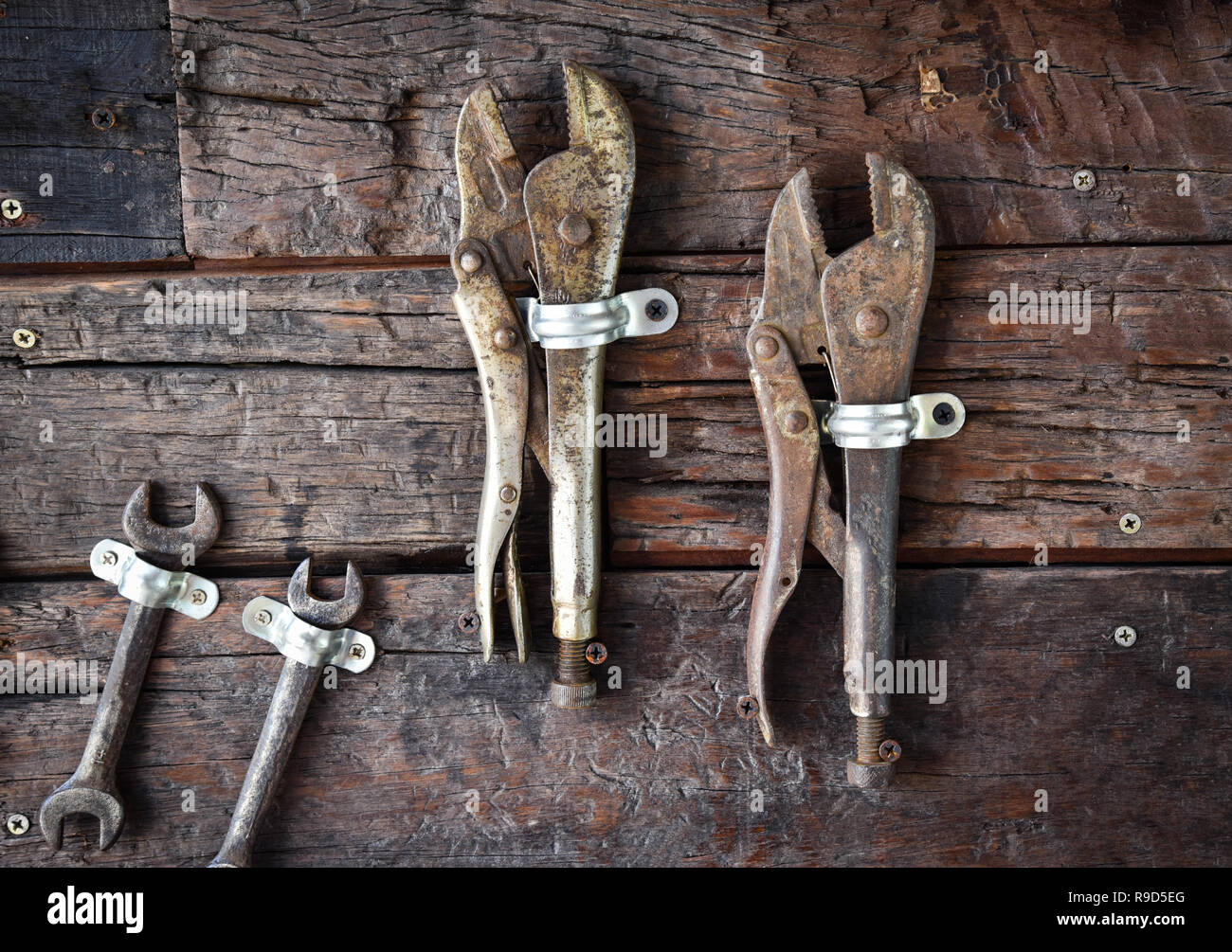Outil artisan clé et pinces de verrouillage / mécanicien auto avec de vieux  outils service clé sur mur en bois - Définir des outils mécaniques pour le  travail à l'aide d'Artisan Photo