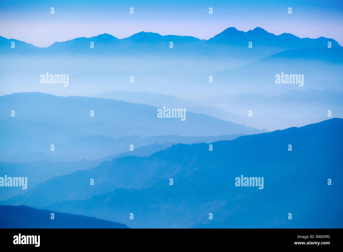 Misty dans le Népal Himalaya de la route de trekking Helambu Banque D'Images