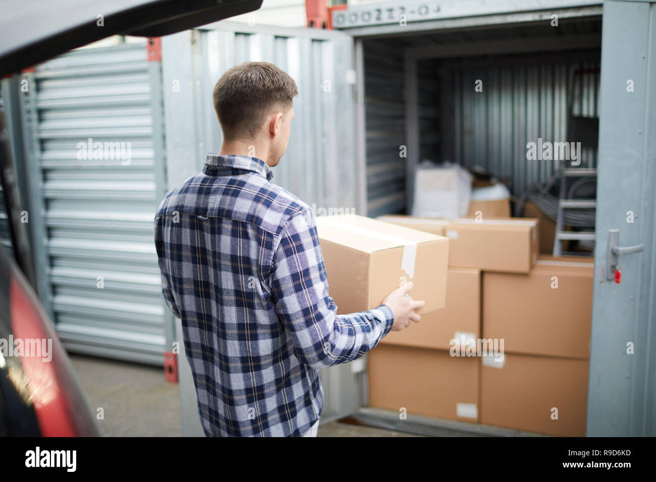 Comment conserver les choses dans le récipient après home vente Banque D'Images