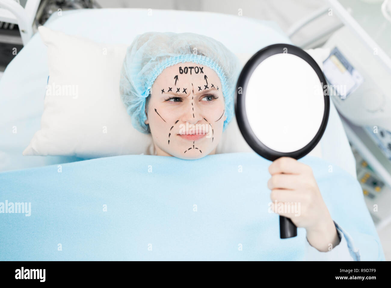 À la recherche dans le miroir Banque D'Images