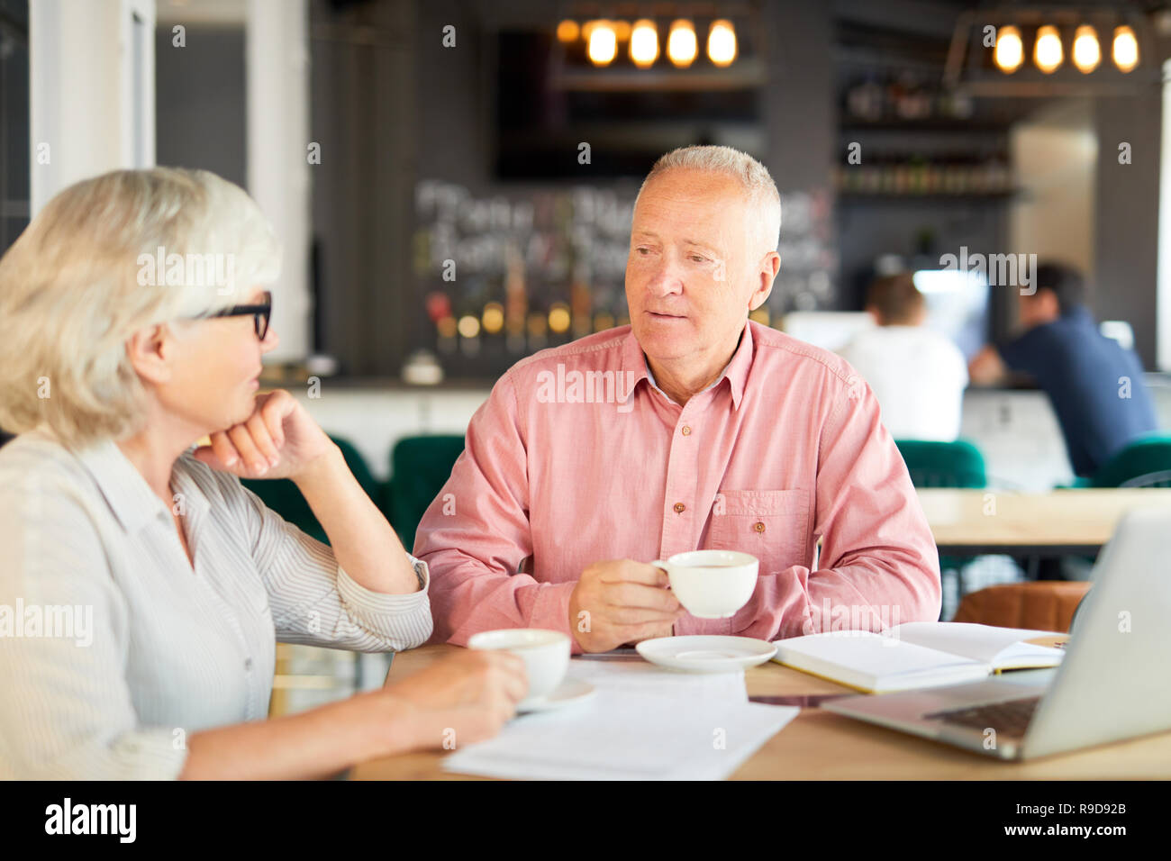 Discuter de travailler dans cafe Banque D'Images