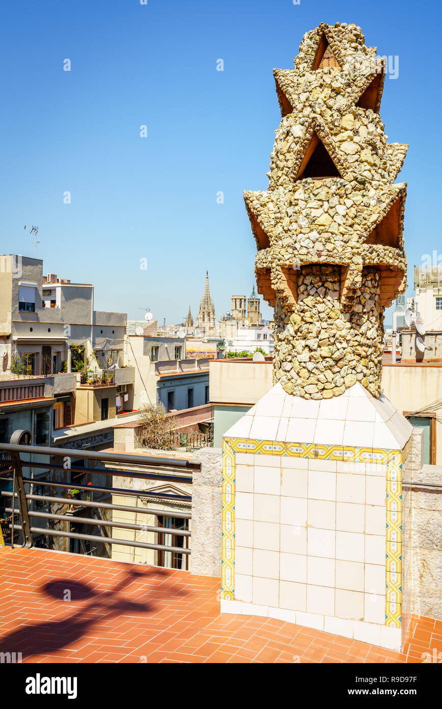 Barcelone, Espagne, le 21 avril 2017 Vue sur le toit : à partir de la Palau Guell feturing sculptures décoratives par Antoni Gaudi Banque D'Images