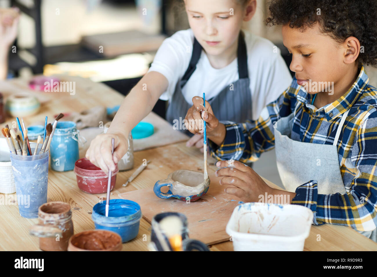 Tasse d'argile peinture Banque D'Images