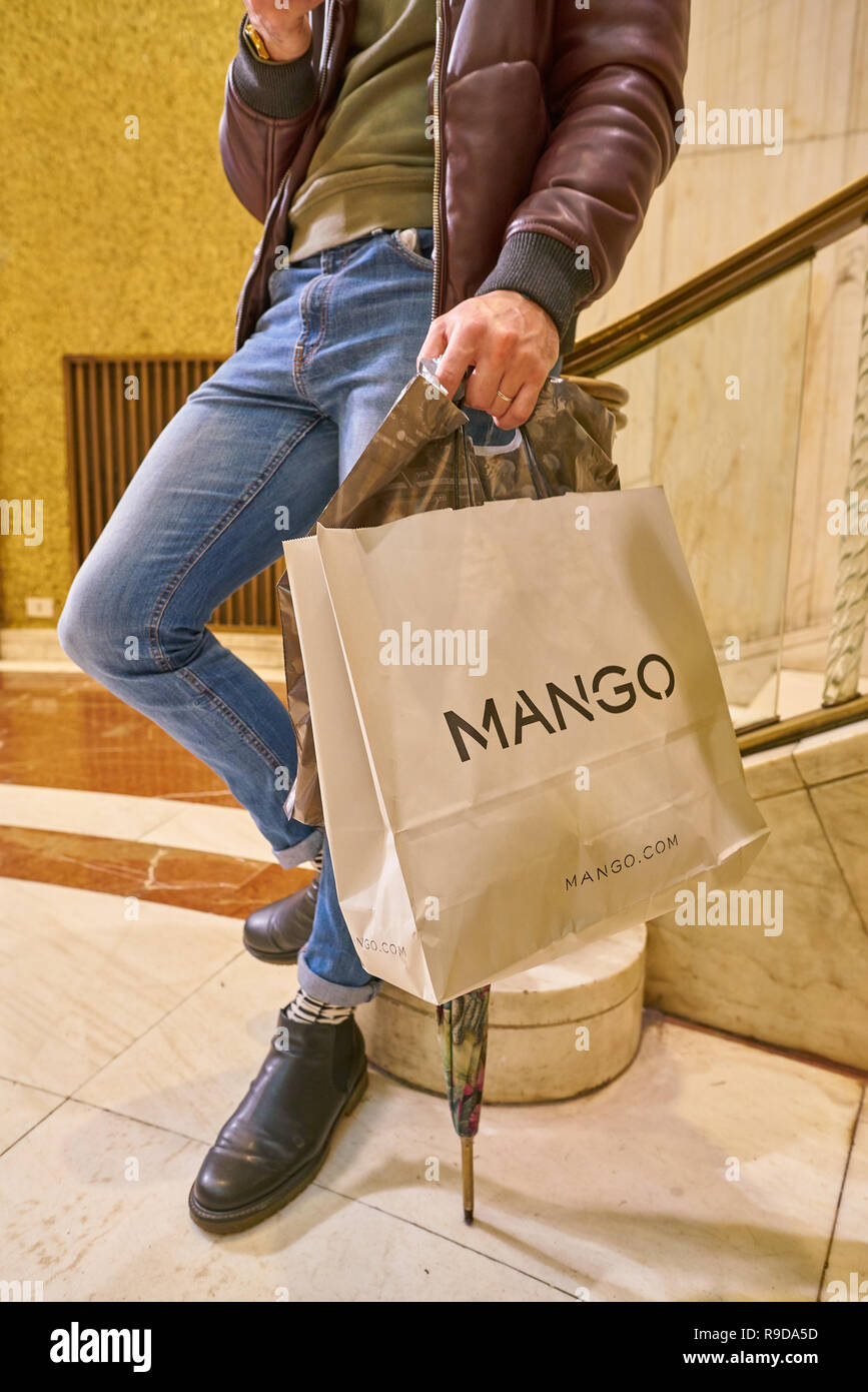 MILAN, ITALIE - circa 2017, novembre : un homme debout avec une marque  Mango Zara sac shopping en magasin à Milan Photo Stock - Alamy