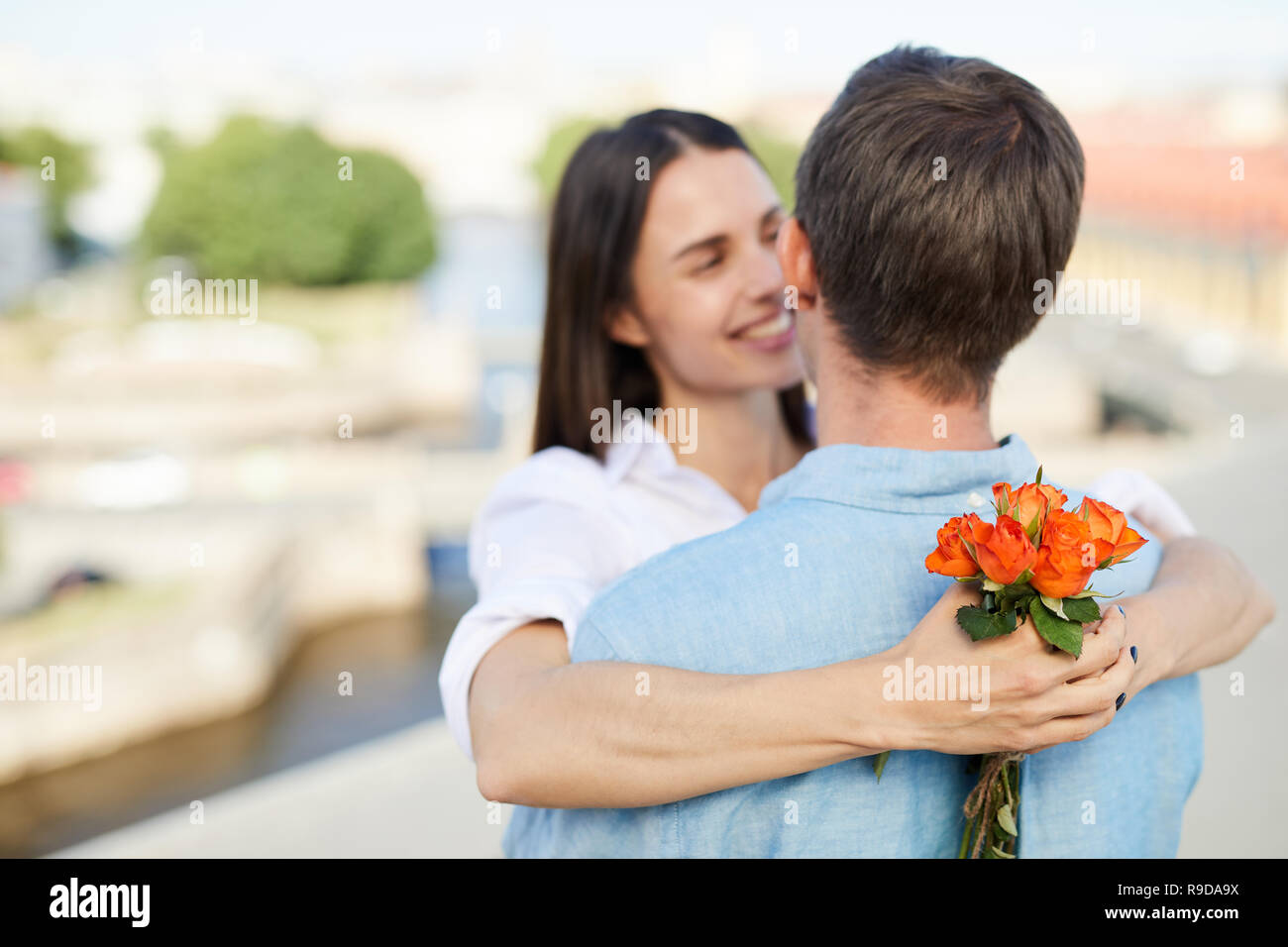 Petit bouquet de roses dans les mains de votre petite amie Banque D'Images