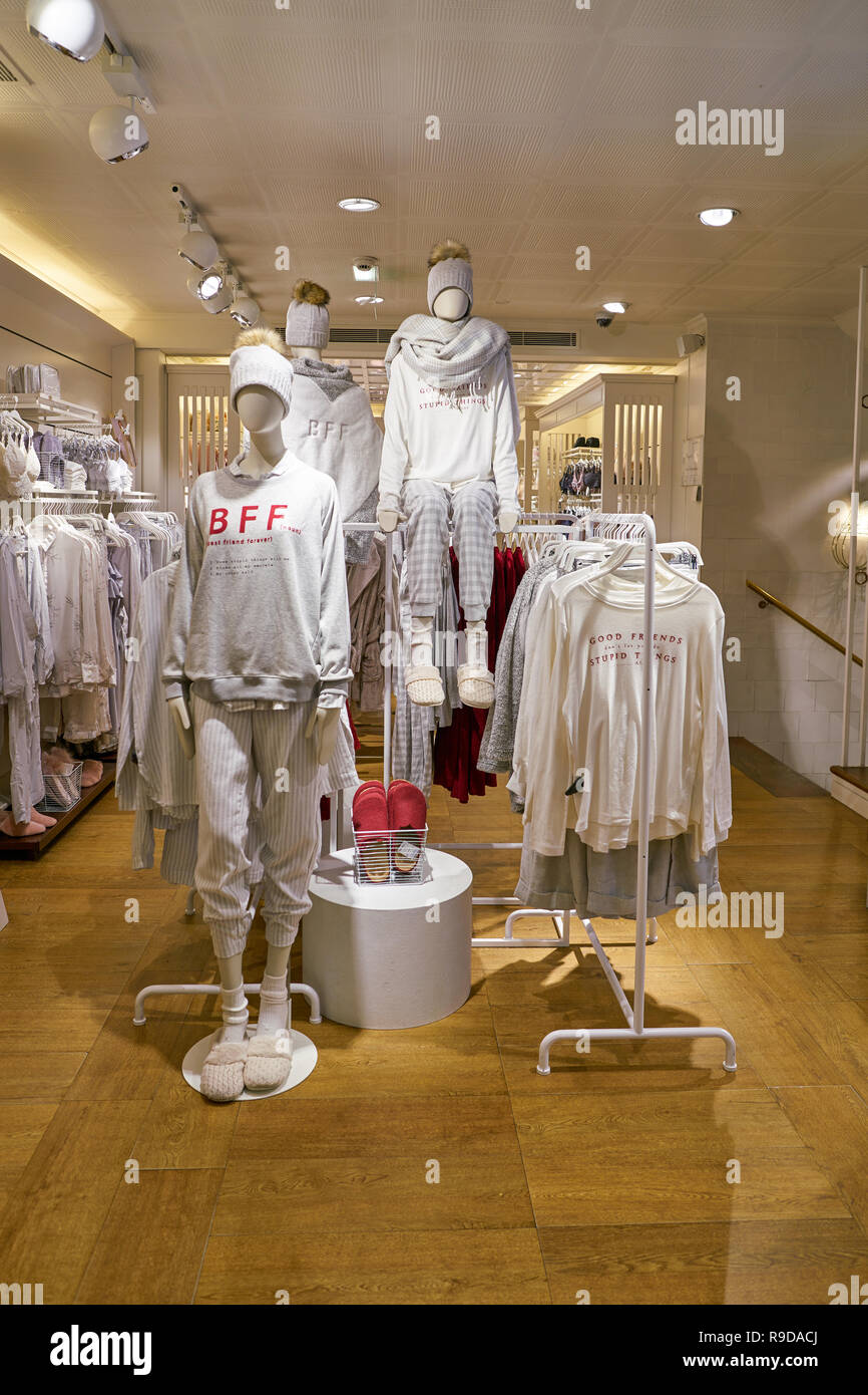 MILAN, ITALIE - circa 2017, novembre : l'intérieur boutique Oysho à Milan.  Oysho est un détaillant de vêtements espagnole spécialisée dans undergarmen  et homewear femmes Photo Stock - Alamy