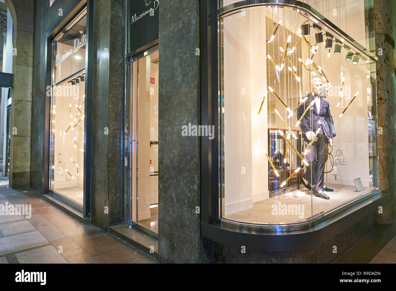 MILAN, ITALIE - circa 2017, novembre : des vêtements d'affichage de vitrine  à un Massimo Dutti magasin à Milan, Italie Photo Stock - Alamy