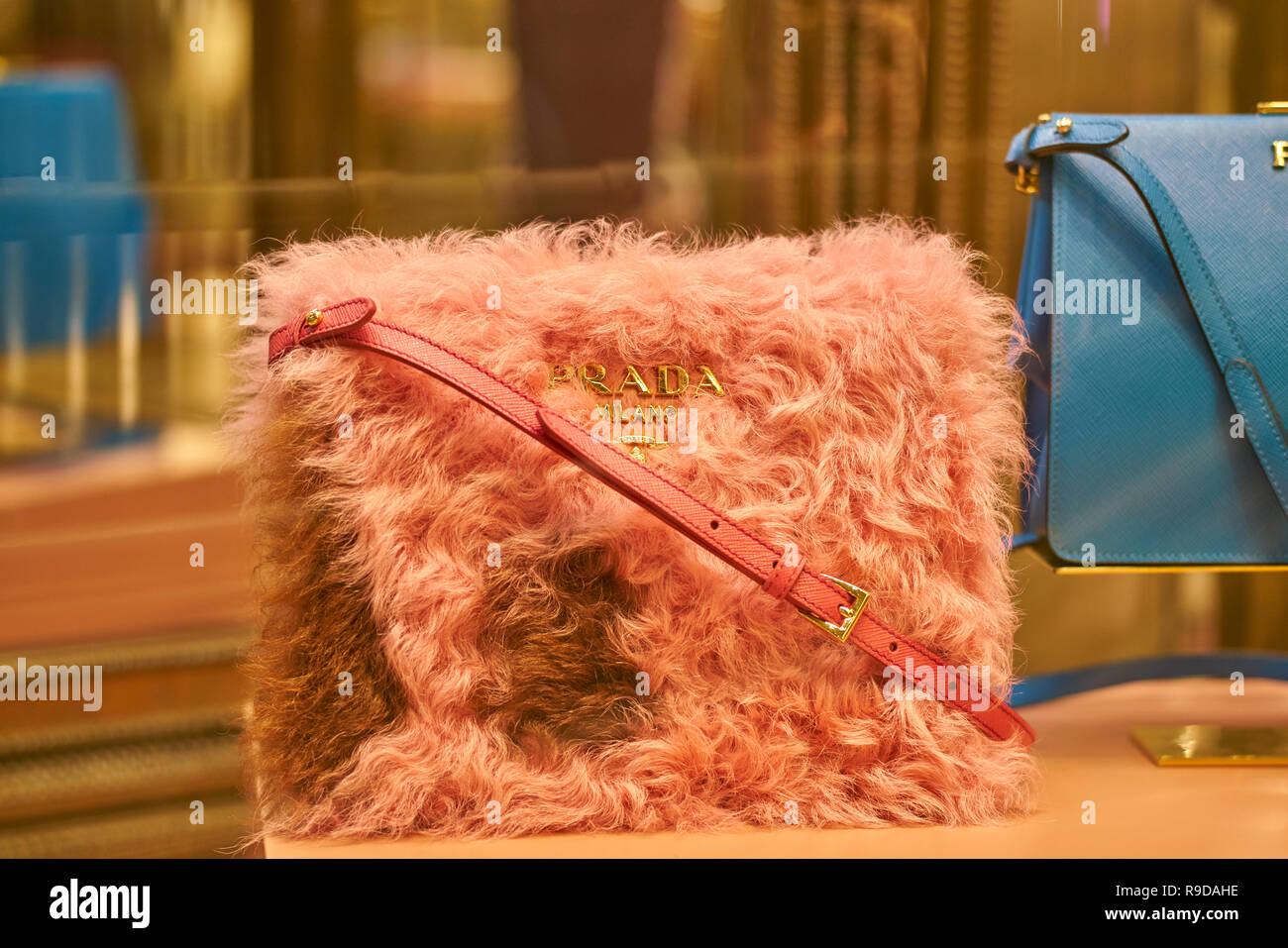 MILAN, ITALIE - circa 2017, novembre : un sac sur l'affichage à l'magasin Prada à la galerie Vittorio Emanuele II. Banque D'Images