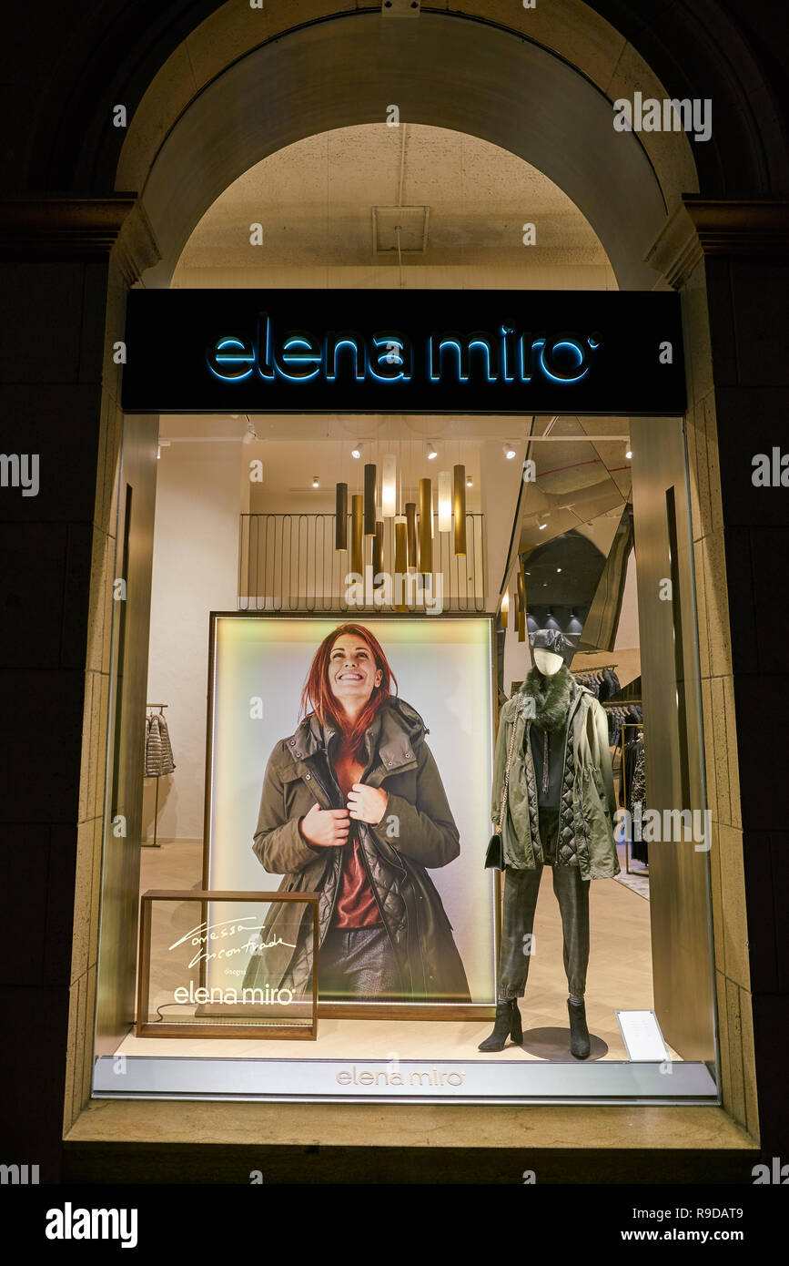MILAN, ITALIE - circa 2018, novembre : des vêtements d'affichage de vitrine  à une Elena Miro magasin à Milan, Italie Photo Stock - Alamy