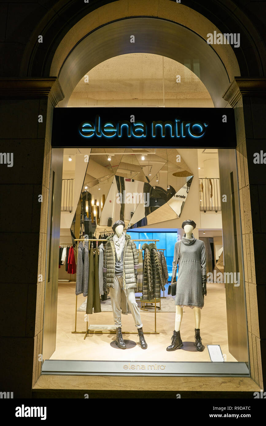 MILAN, ITALIE - circa 2018, novembre : des vêtements d'affichage de vitrine  à une Elena Miro magasin à Milan, Italie Photo Stock - Alamy