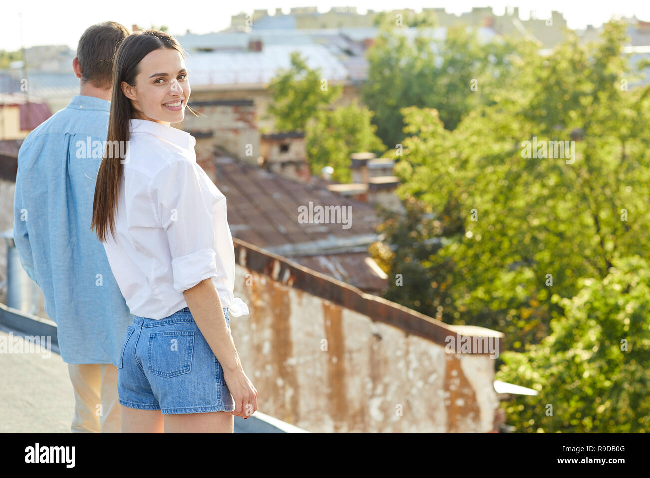 Smiling girl à ce jour avec l'homme Banque D'Images