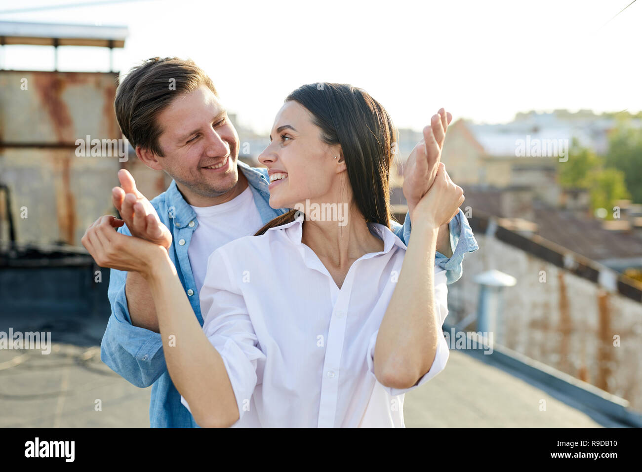 Man making positive surprise pour sa dame Banque D'Images