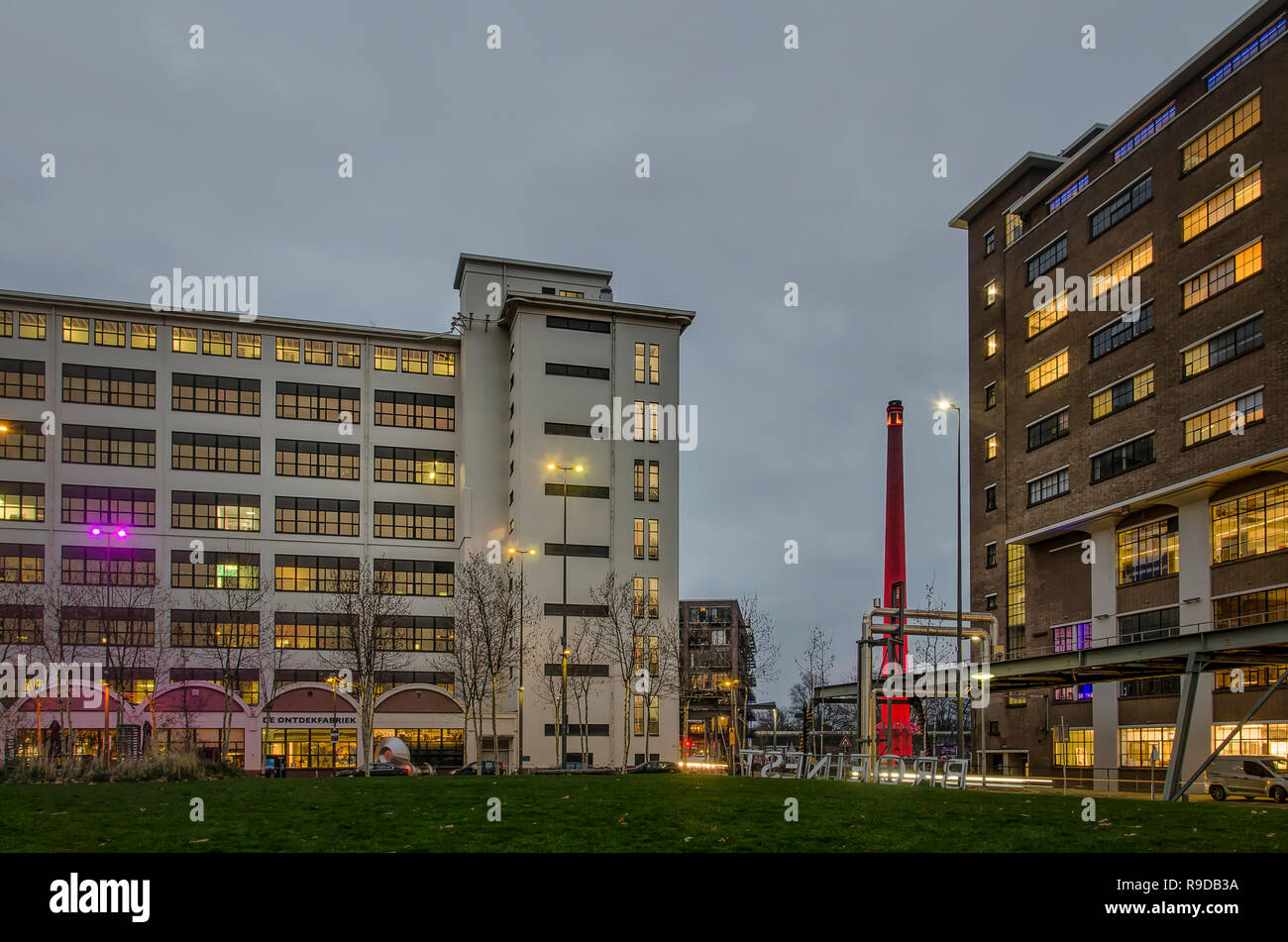 Eindhoven (Pays-Bas), 14 Décembre 2018 : l'usine Ontdekfabriek (découverte) et l'Glasgebouw (édifice de verre) sur l'ancien Philips research co Banque D'Images