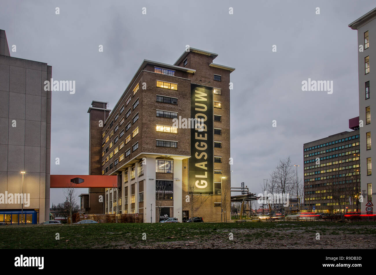 Eindhoven (Pays-Bas), 14 Décembre 2018 : le Glasgebouw 9édifice de verre) sur l'ancien complexe de recherche Philips Strijp-S, maintenant un milieu urbain à usage mixte neig Banque D'Images
