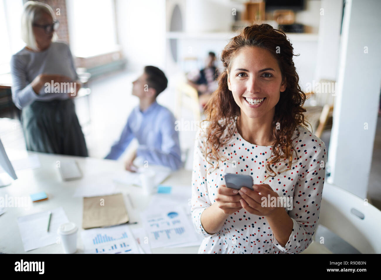 Manager avec smartphone Banque D'Images