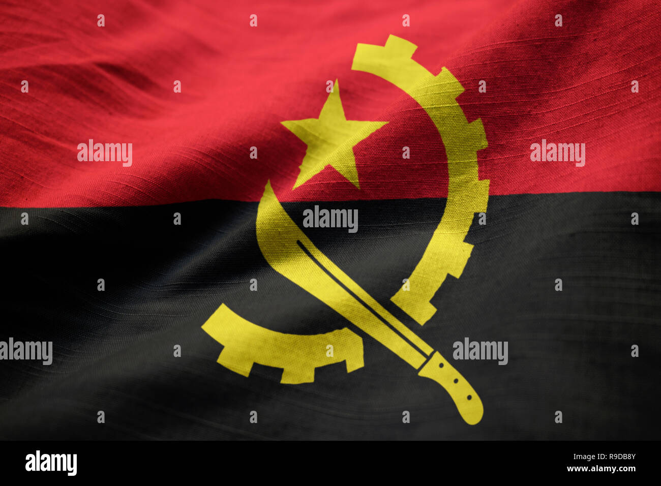 Gros plan du pavillon, l'Angola Angola ébouriffé Flag Blowing in Wind Banque D'Images