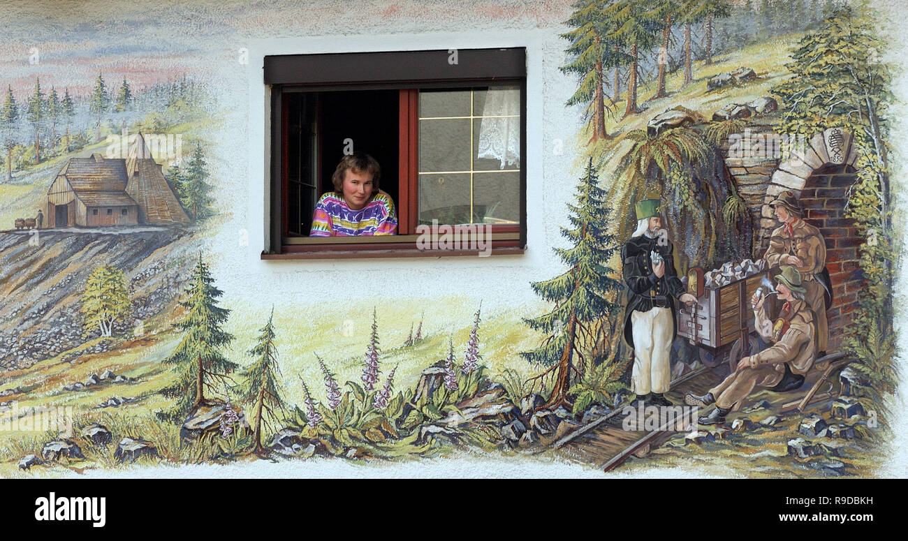 05.07.2004, Wolkenstein, Saxe, Allemagne - eine junge Frau schaut aus dem Fenster mit Motiven von erzgebirgischen bemalten rond à Wolkenstein im Banque D'Images