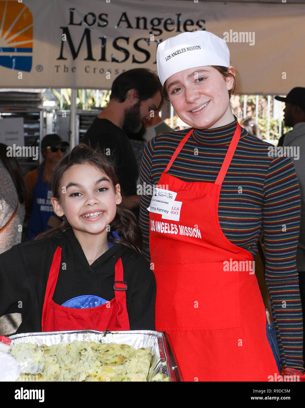 LA MISSION DE L'action de grâce pour les sans-abri annuelle tenue à Los Angeles Mission à Los Angeles, Californie le 21 novembre 2018 mettant en vedette : Ariana Greenblatt, Emma Kenney Où : Los Angeles, California, United States Quand : 21 Nov 2018 Credit : Sheri/WENN.com Determan Banque D'Images