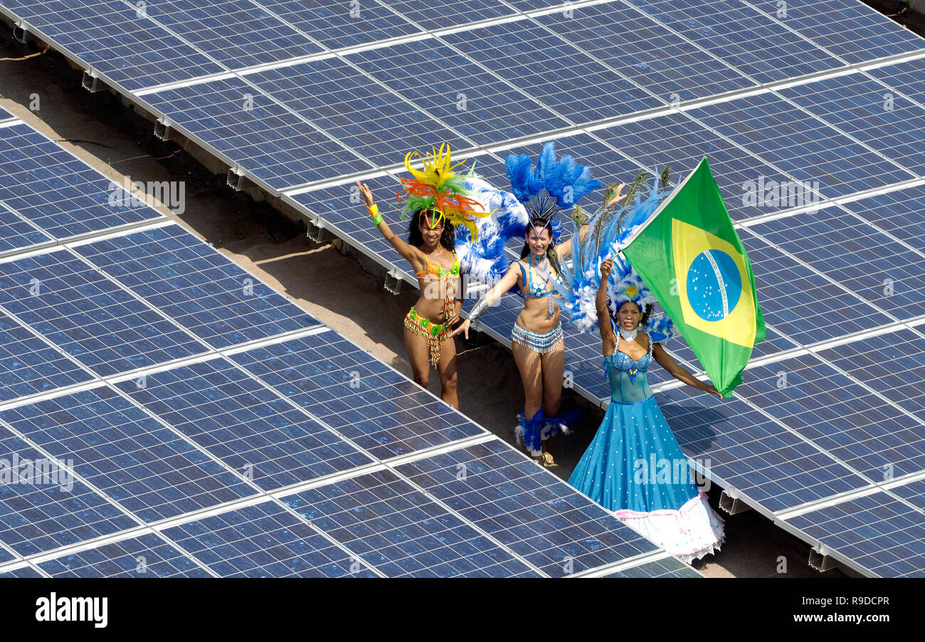 10.07.2006, l'Allemagne, la Saxe, Chemnitz - Einweihung der Solaranlage auf der Deponie Wittgensdorf mit brasilianischen. Taenzerinnen 0UX060710D328CAROEX. Banque D'Images