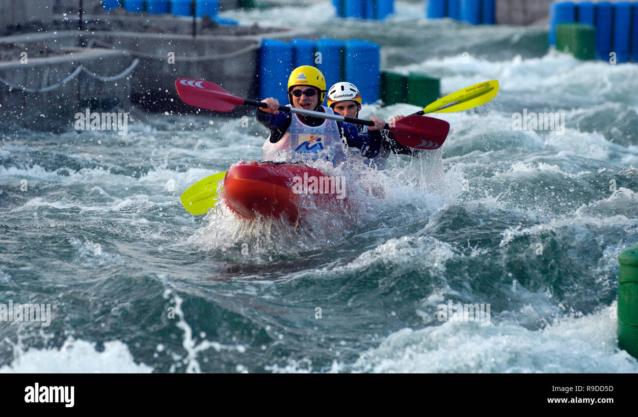 12.04.2007, Demen, Saxe, Allemagne - Tour de radeau dans le Trainingsstaette l'équipe nationale de canoë dans la région de Markkleeberg. 0UX070412D439CAROEX.J Banque D'Images 12.04.2007, Demen, Saxe, Allemagne - Tour de radeau dans le Trainingsstaette l'équipe nationale de canoë dans la région de Markkleeberg. 0UX070412D439CAROEX.J Banque D'Images