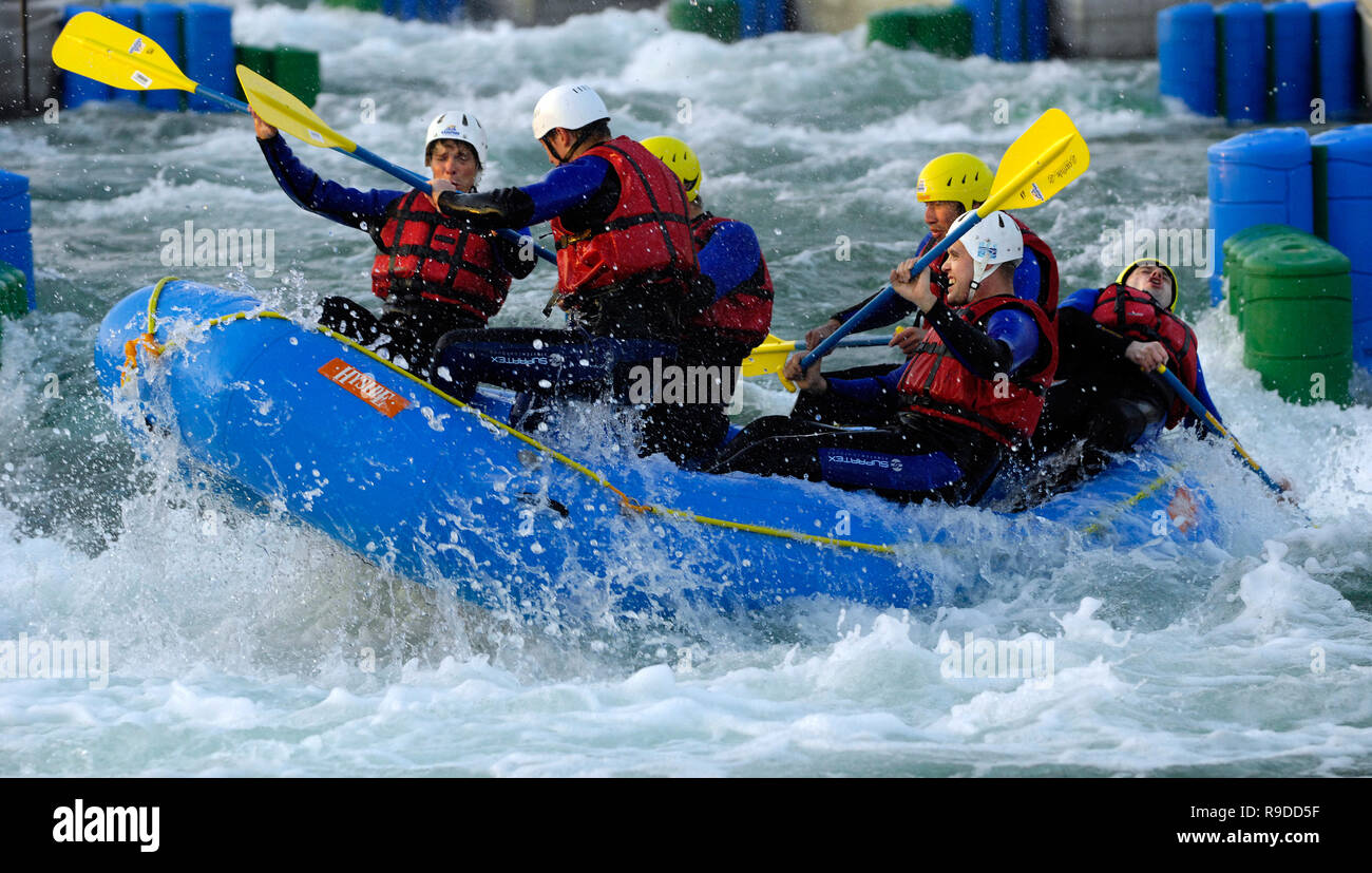 12.04.2007, Demen, Saxe, Allemagne - Tour de radeau dans le Trainingsstaette l'équipe nationale de canoë dans la région de Markkleeberg. 0UX070412D440CAROEX.J Banque D'Images 12.04.2007, Demen, Saxe, Allemagne - Tour de radeau dans le Trainingsstaette l'équipe nationale de canoë dans la région de Markkleeberg. 0UX070412D440CAROEX.J Banque D'Images