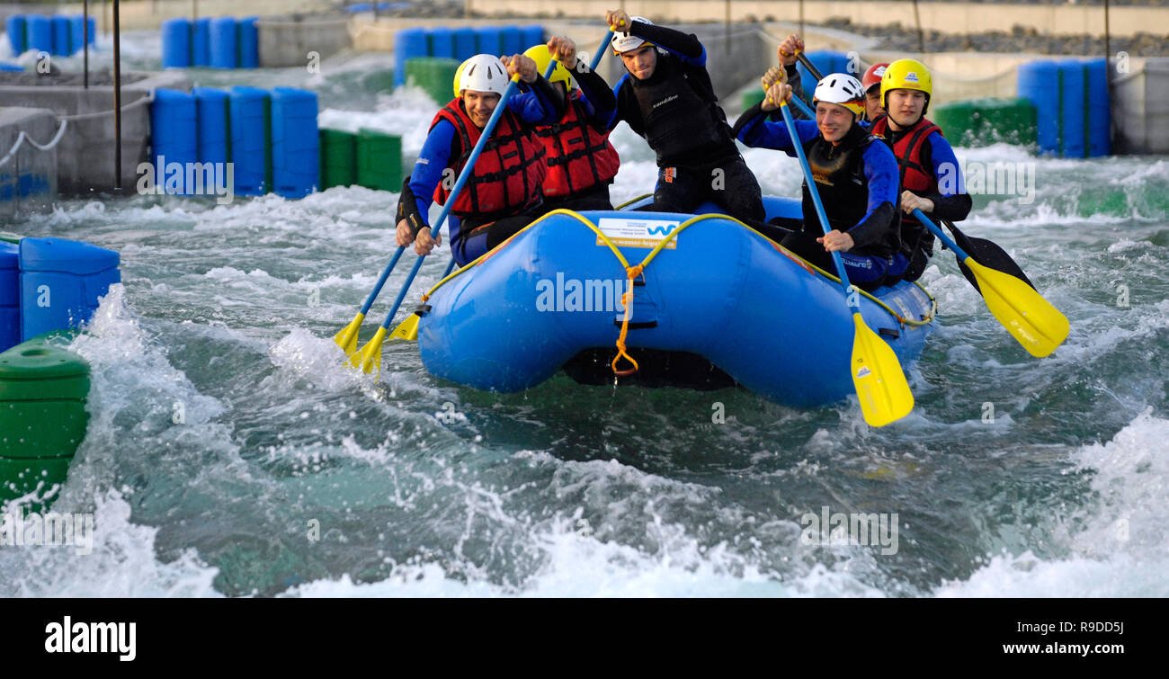 12.04.2007, Demen, Saxe, Allemagne - Tour de radeau dans le Trainingsstaette l'équipe nationale de canoë dans la région de Markkleeberg. 0UX070412D445CAROEX.J Banque D'Images 12.04.2007, Demen, Saxe, Allemagne - Tour de radeau dans le Trainingsstaette l'équipe nationale de canoë dans la région de Markkleeberg. 0UX070412D445CAROEX.J Banque D'Images