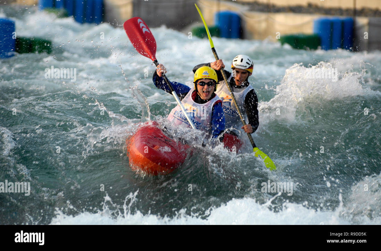 12.04.2007, l'Allemagne, la Saxe, Demen - Raftingerlebnis Wildwasseranlage in der des Kanupark Markkleeberg. 0UX070412D812CAROEX.JPG [MODÈLE GT RELEA Banque D'Images 12.04.2007, l'Allemagne, la Saxe, Demen - Raftingerlebnis Wildwasseranlage in der des Kanupark Markkleeberg. 0UX070412D812CAROEX.JPG [MODÈLE GT RELEA Banque D'Images