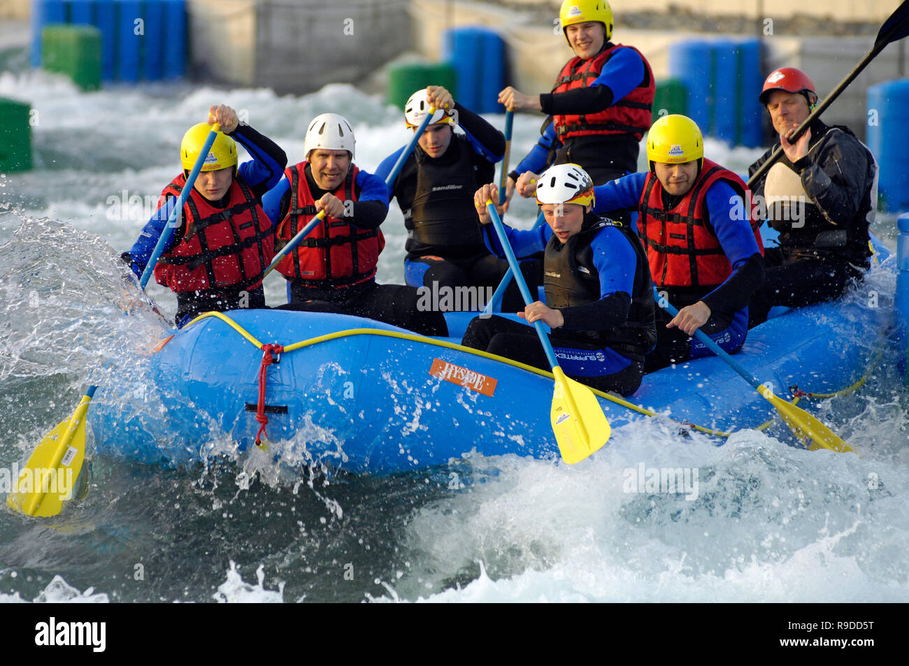 12.04.2007, l'Allemagne, la Saxe, Demen - Raftingerlebnis Wildwasseranlage in der des Kanupark Markkleeberg. 0UX070412D813CAROEX.JPG [MODÈLE GT RELEA Banque D'Images 12.04.2007, l'Allemagne, la Saxe, Demen - Raftingerlebnis Wildwasseranlage in der des Kanupark Markkleeberg. 0UX070412D813CAROEX.JPG [MODÈLE GT RELEA Banque D'Images