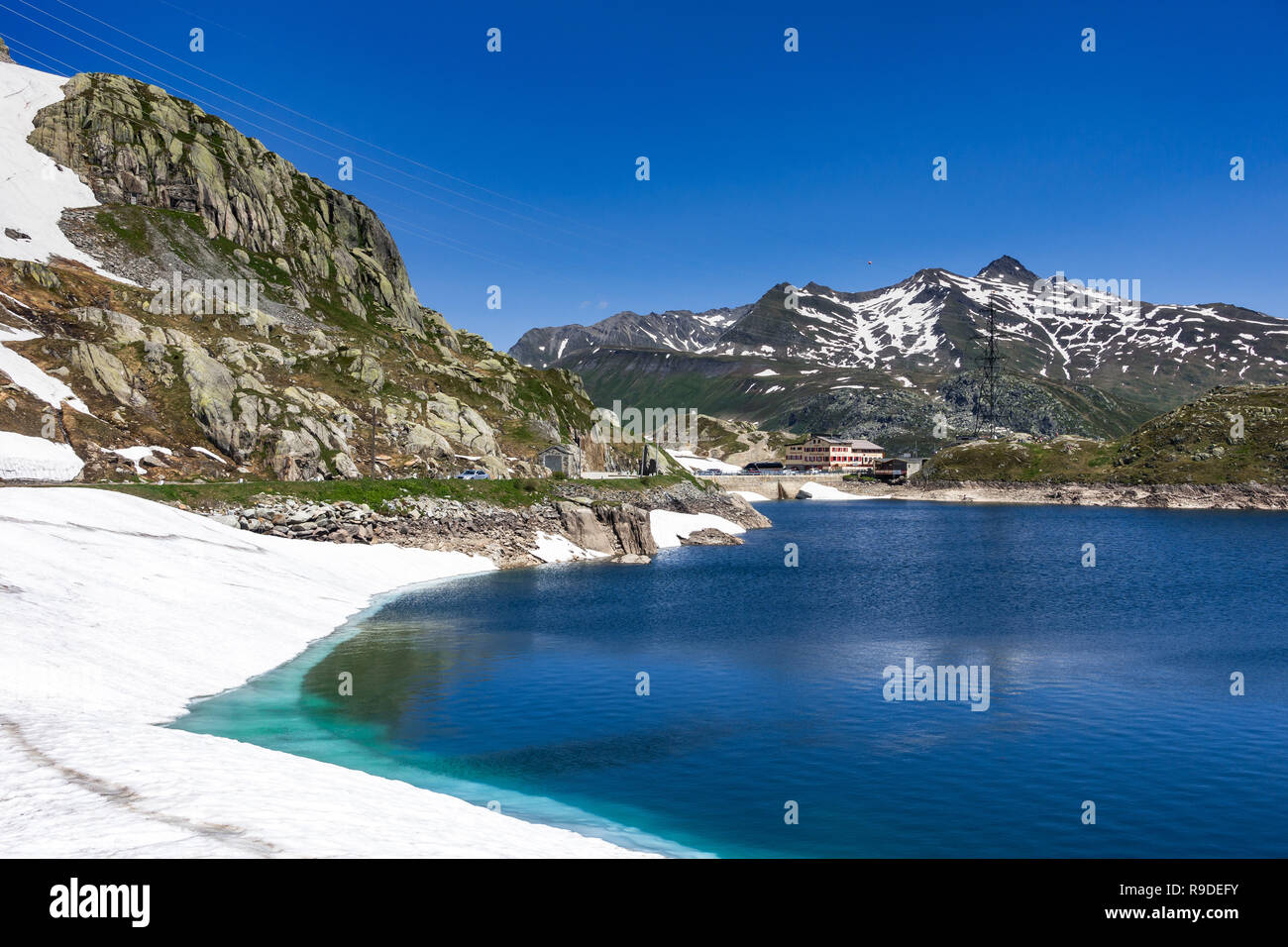 La fonte des neiges dans les eaux de lac Totensee au Grimsel Pass (2.164 m), Suisse Banque D'Images