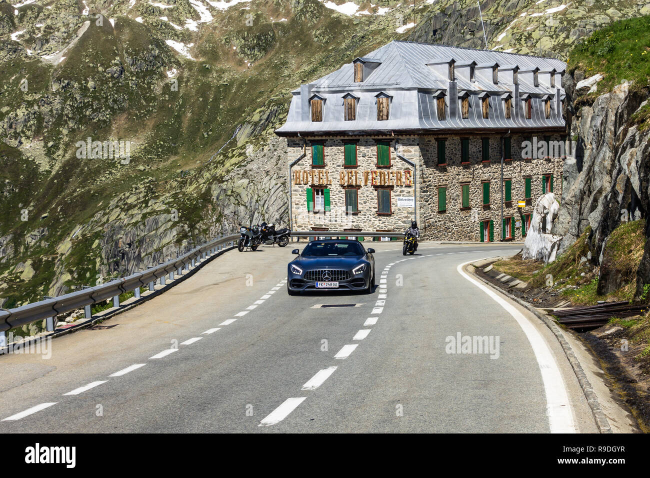 Formule 1 et de moto en passant l'Hotel Belvedere sur le chemin jusqu'à Berchtesgaden, une spectaculaire route en vedette dans James Bond Goldfinger film. Col de la Furka, Banque D'Images