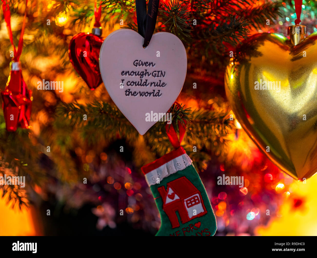 Donné assez de Gin je pourrait gouverner le monde décoration coeur en céramique. Décorations de Noël. UK Banque D'Images