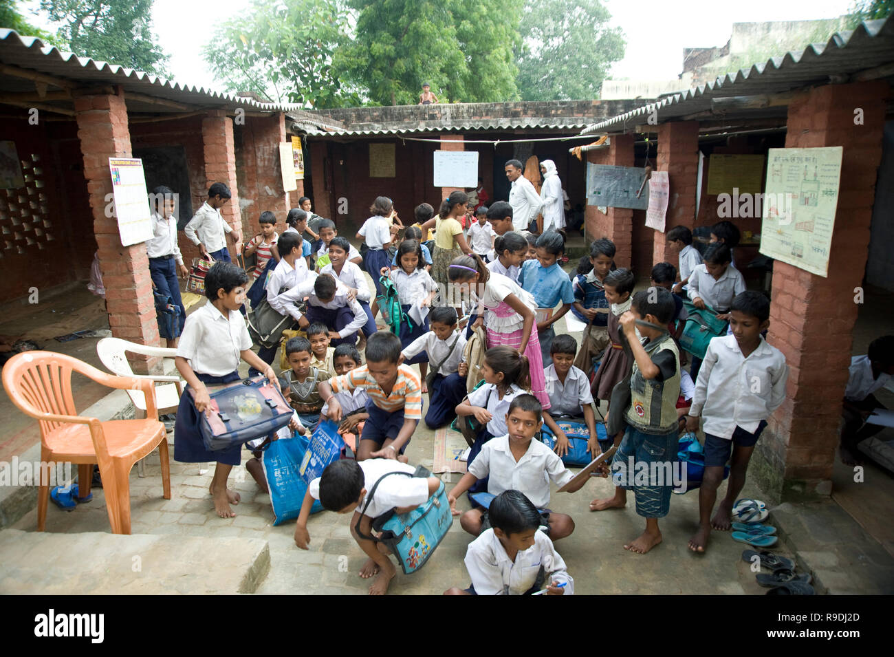 Varanasi / Inde 20 septembre 2011 les enfants de l'école village situé en dehors de la collecte d'une salle de classe à Varanasi Uttar Pradesh, Inde Banque D'Images