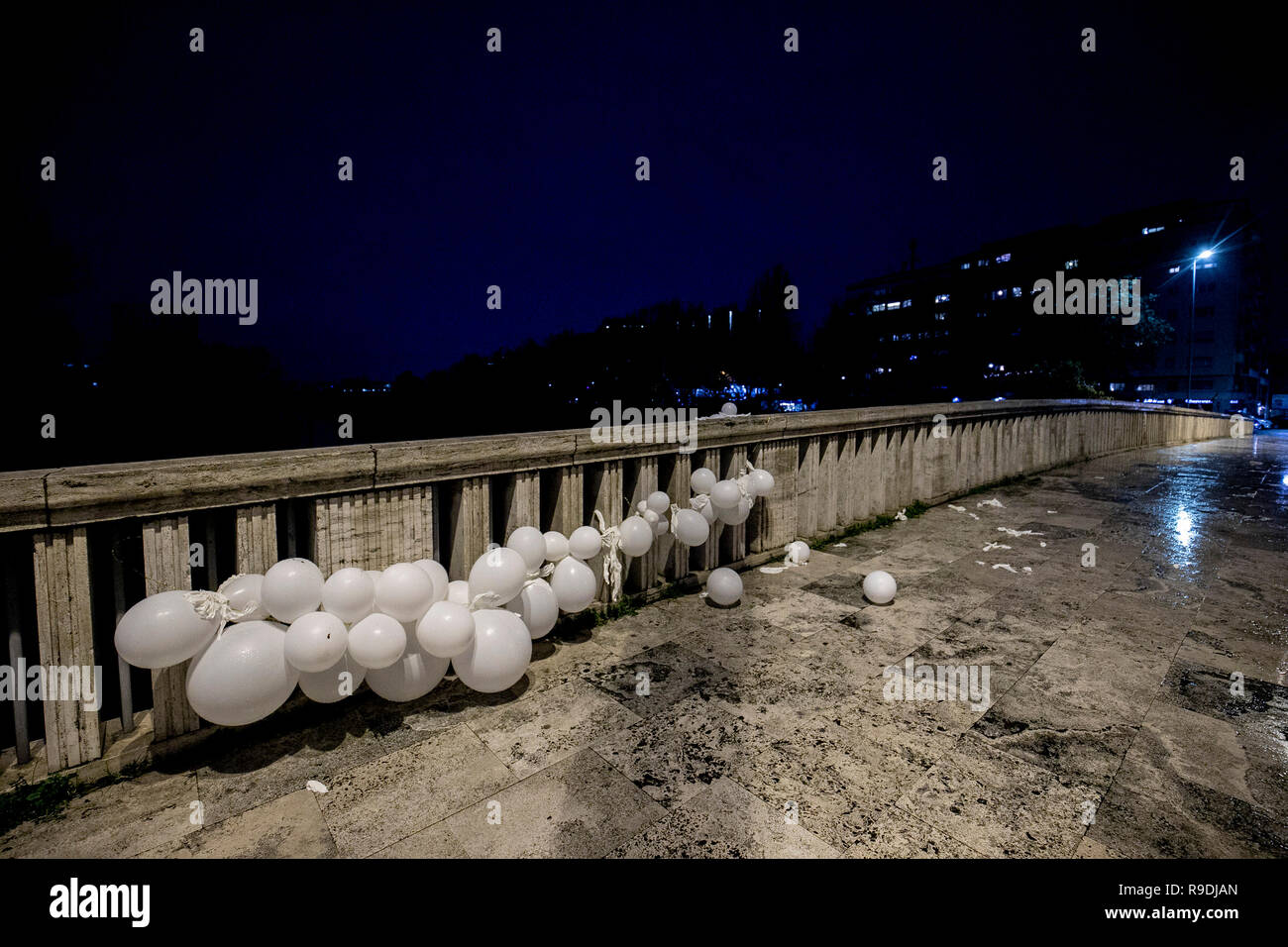 Foto Carlo Lannutti/LaPresse 22- 12 - 2018 Roma, Italia Cronaca. Ponte Testaccio. Palloncini bianchi in memoria della madre suicida con i suoi figli gemelli Nella foto : Ponte Testaccio Banque D'Images