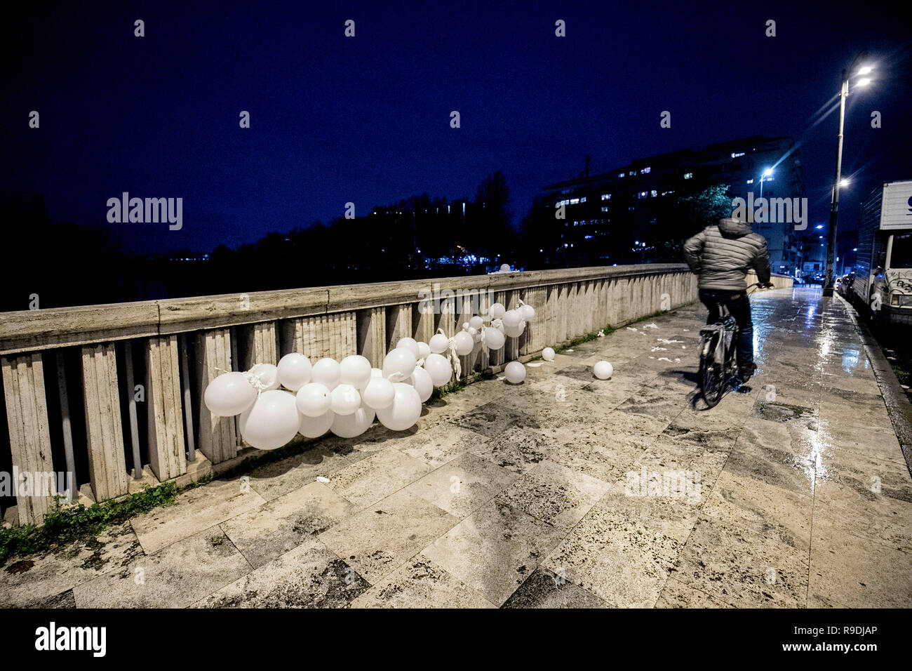 Foto Carlo Lannutti/LaPresse 22- 12 - 2018 Roma, Italia Cronaca. Ponte Testaccio. Palloncini bianchi in memoria della madre suicida con i suoi figli gemelli Nella foto : Ponte Testaccio Banque D'Images