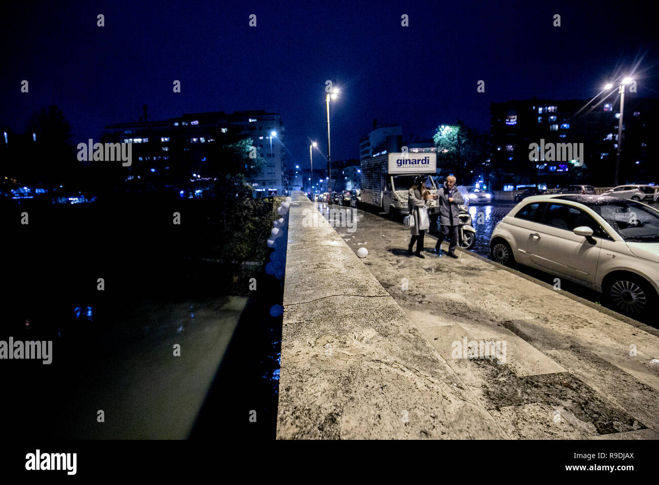 Foto Carlo Lannutti/LaPresse 22- 12 - 2018 Roma, Italia Cronaca. Ponte Testaccio. Palloncini bianchi in memoria della madre suicida con i suoi figli gemelli Nella foto : Ponte Testaccio Banque D'Images