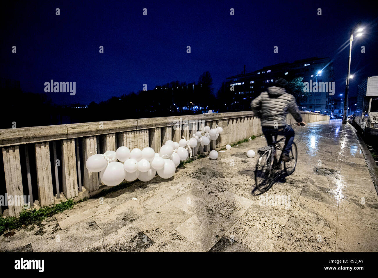 Foto Carlo Lannutti/LaPresse 22- 12 - 2018 Roma, Italia Cronaca. Ponte Testaccio. Palloncini bianchi in memoria della madre suicida con i suoi figli gemelli Nella foto : Ponte Testaccio Banque D'Images