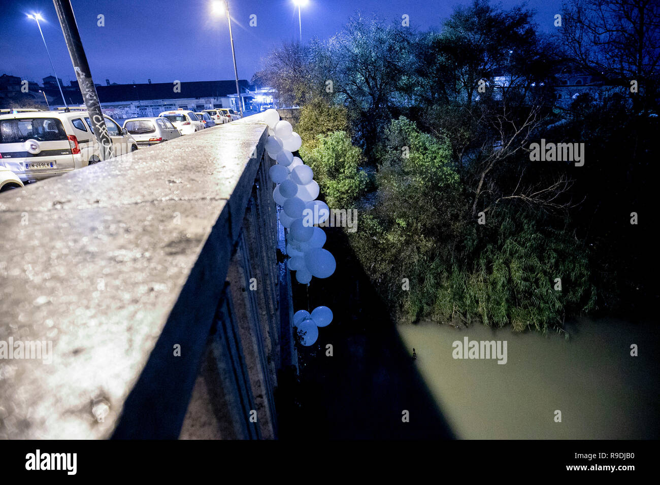 Foto Carlo Lannutti/LaPresse 22- 12 - 2018 Roma, Italia Cronaca. Ponte Testaccio. Palloncini bianchi in memoria della madre suicida con i suoi figli gemelli Nella foto : Ponte Testaccio Banque D'Images